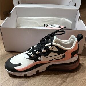 Nike Low-Top Runner in White, Black & Pink